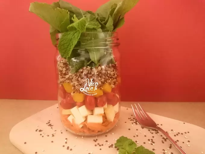 salada vegetariana com quinoa e queijo