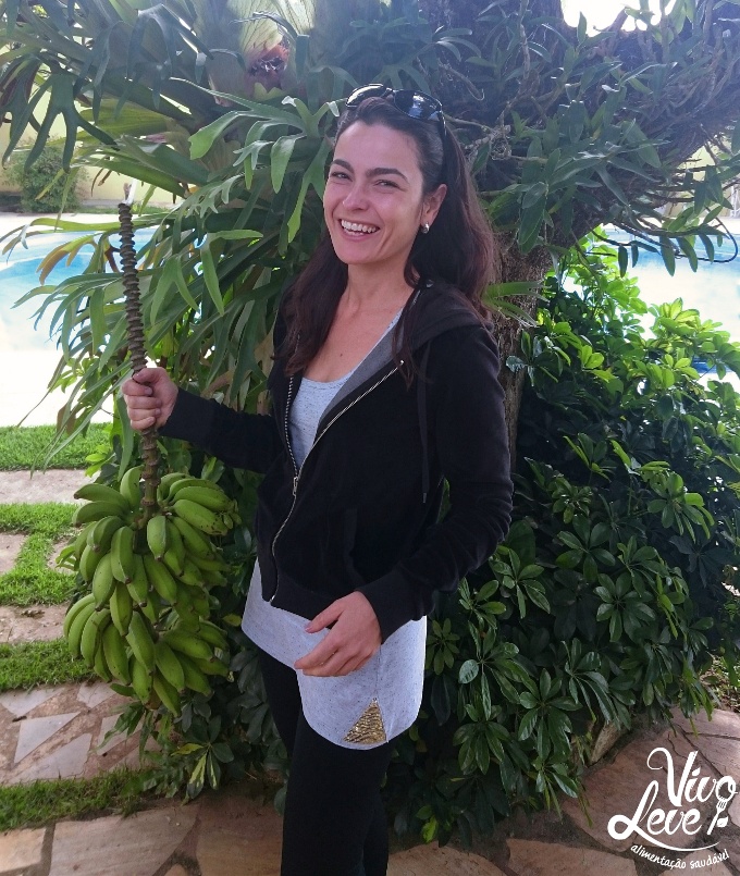janaina com cacho de banana