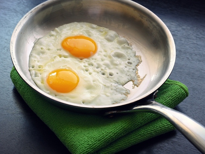 Você sabe quantas calorias tem um ovo frito com essa quantidade de óle, Fried Eggs