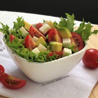 Salada de abacate, alface e queijo feta – Linda e saborosa!