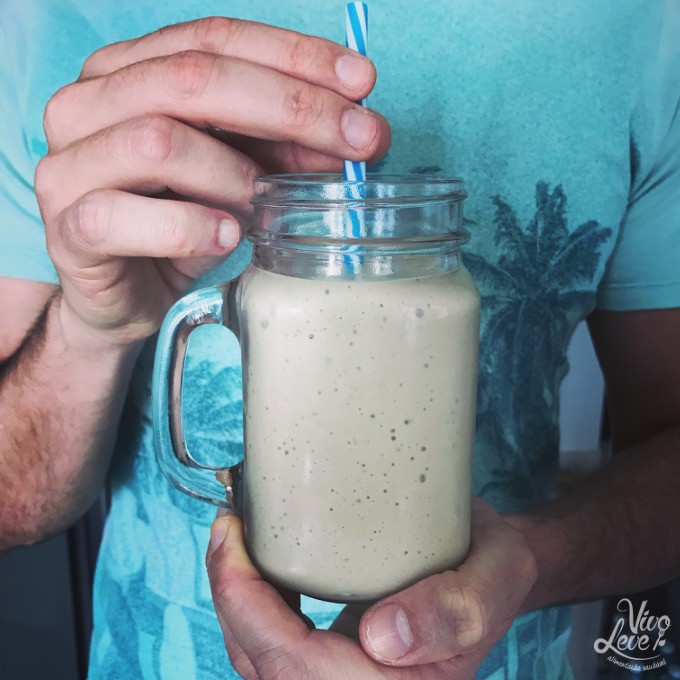 smoothie iogurte abacate e cacau