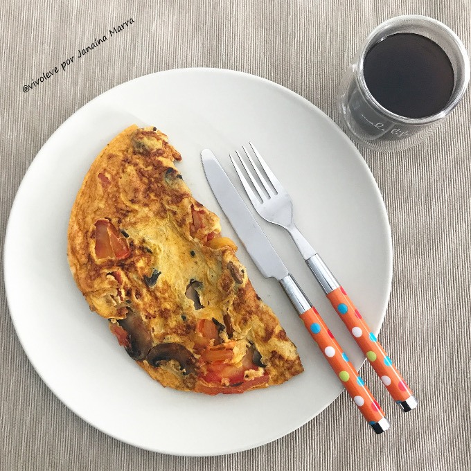 cafe da manha low carb omelete tomate cogumelos