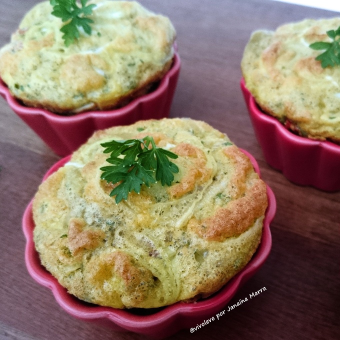 cafe da manha muffin tomate e alho poro