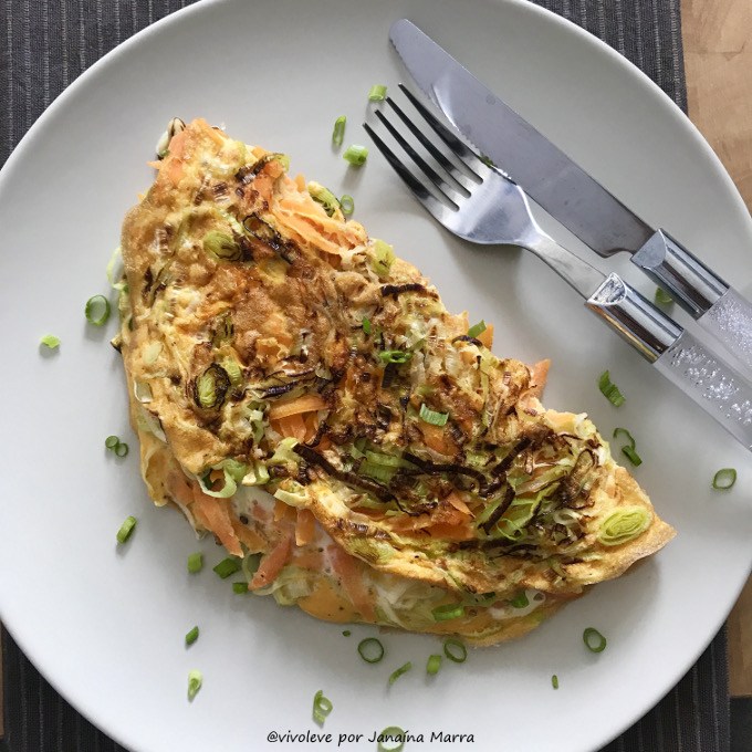 omelete de alho poro e cenoura