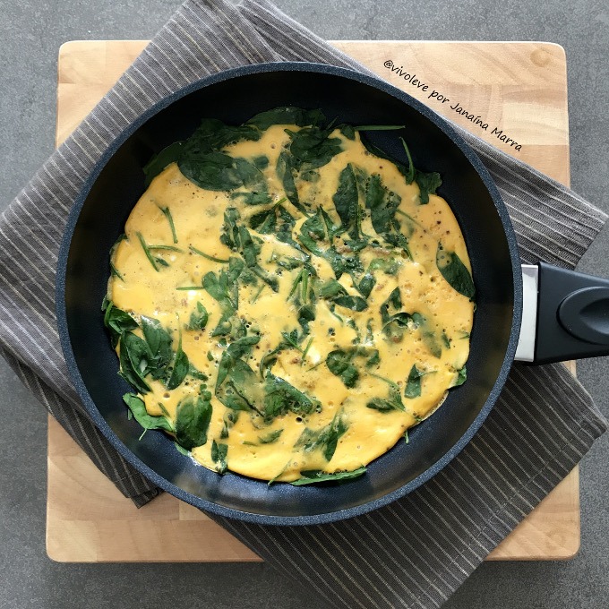 omelete de tahine e espinafre