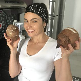 Como preparar leite de coco caseiro (Aprenda também a abrir o coco em casa!)