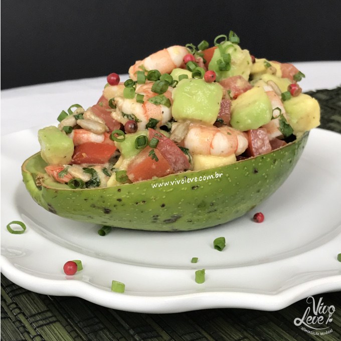 salada abacate e camarao low carb