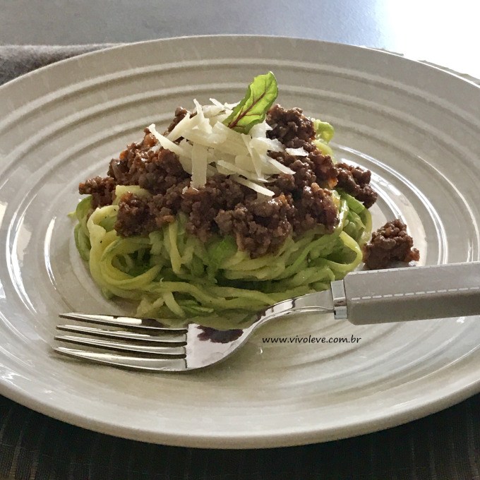 macarrao de abobrinha com molho a bolonhesa