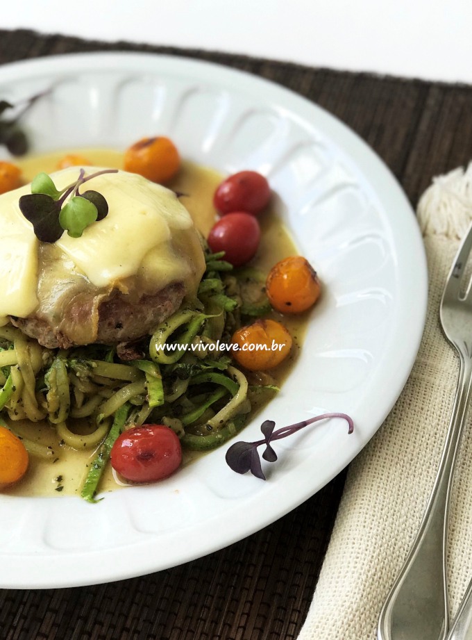 macarrao de abobrinha com molho pesto e hamburguer