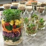 salada colorida no pote vivo leve