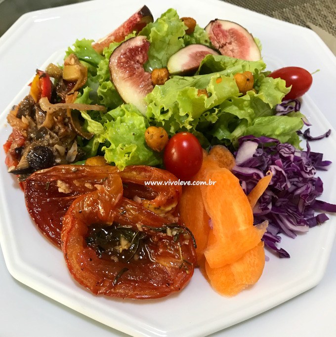 tomates assados com ervas frescas na salada