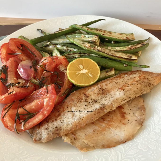 ideias de refeicoes peixe com tomate assado e quiabo