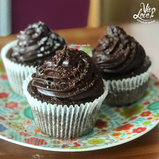 Muffin Low Carb de chocolate com cobertura de ganache 70% cacau – Quer uma mordida?